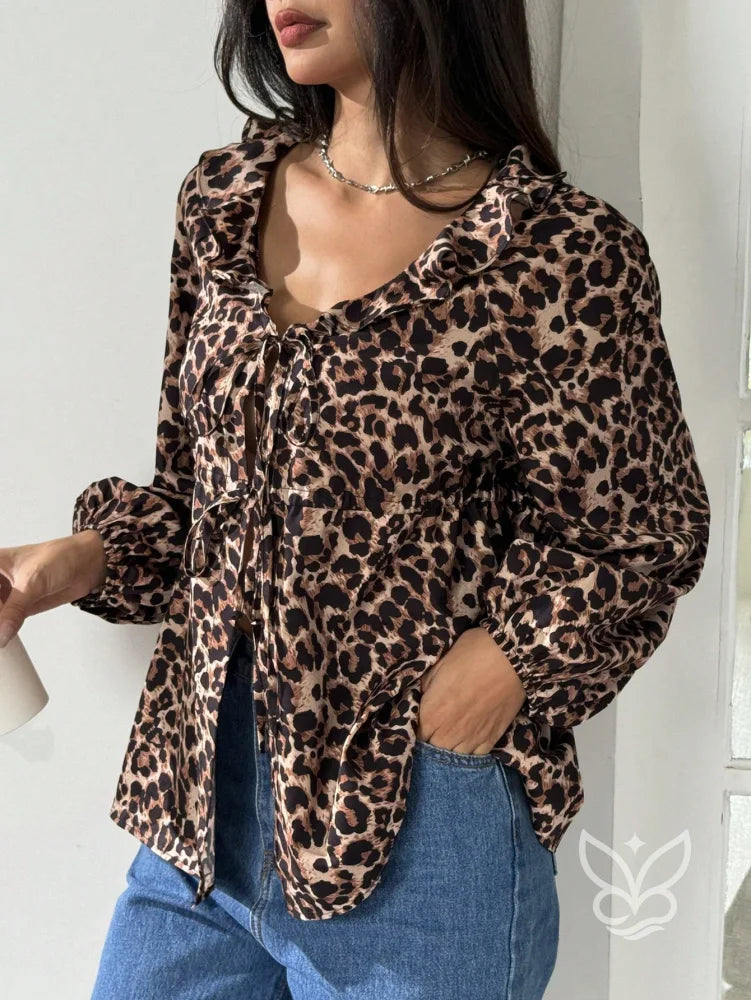 Blusa Animal Print com Laço no Decote e Manga Longa Blusa Animal Print com Laço no Decote e Manga Longa