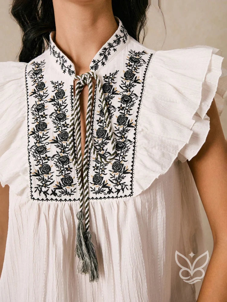 Blusa Bordada Com Babados E Gola Com Amarração Blusa Bordada Com Babados E Gola Com Amarração