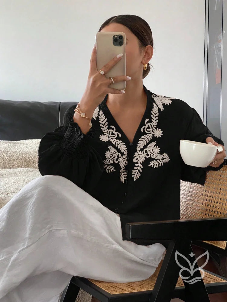 Blusa Bordada Com Botões E Mangas Longas Bufantes Blusa Bordada Com Botões E Mangas Longas Bufantes