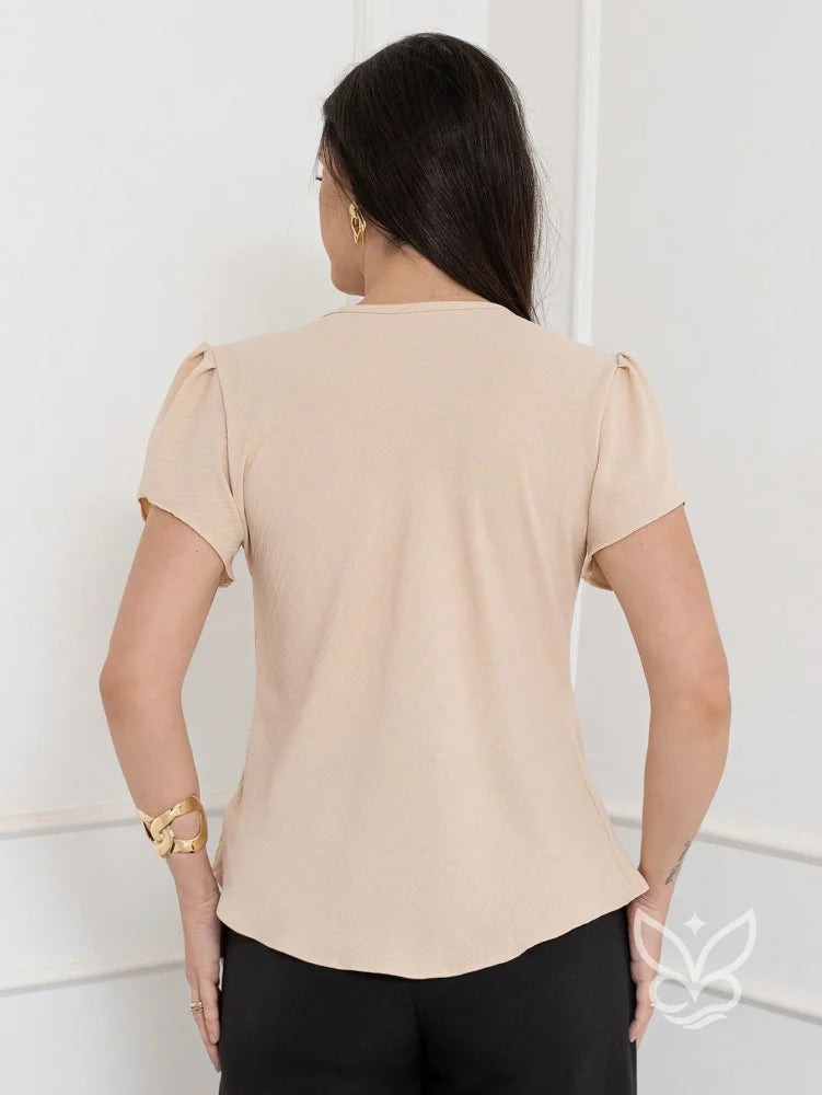 Blusa com Detalhe Vazado e Manga Levemente Bufante Blusa com Detalhe Vazado e Manga Levemente Bufante