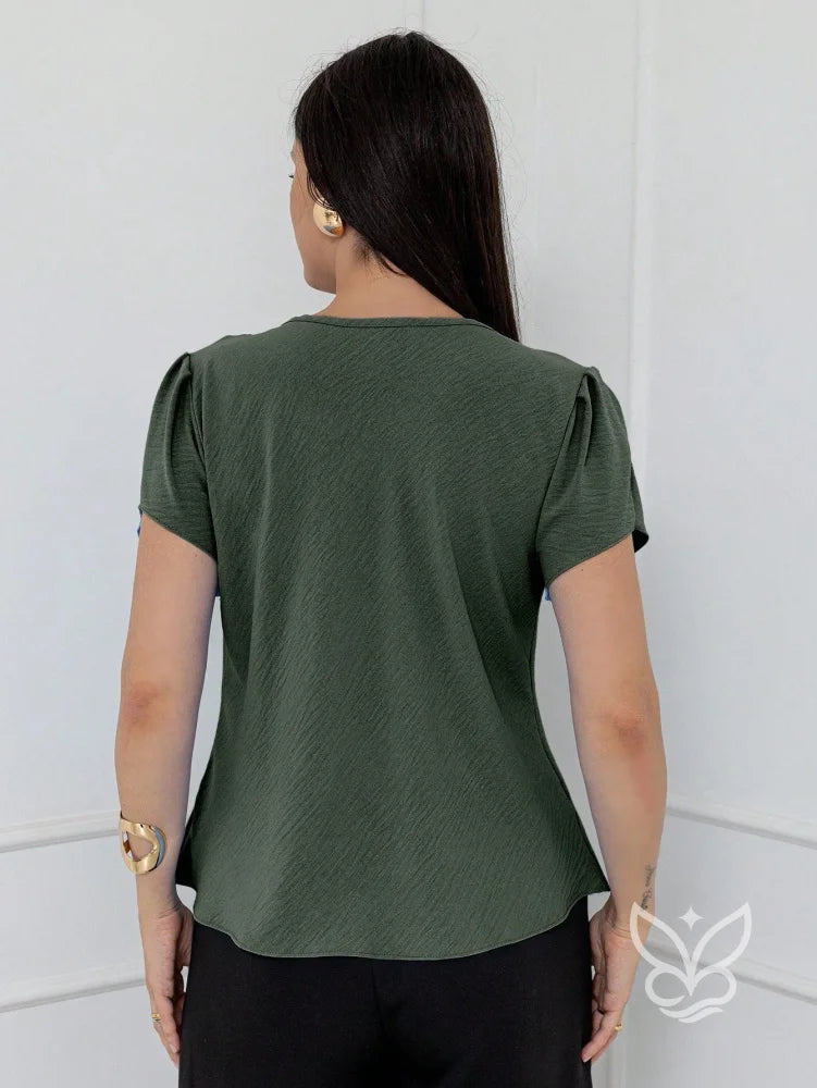 Blusa com Detalhe Vazado e Manga Levemente Bufante Blusa com Detalhe Vazado e Manga Levemente Bufante