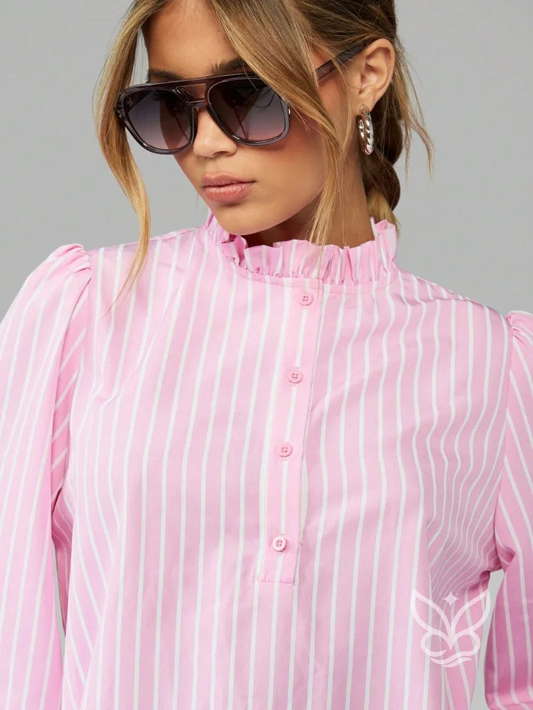 Blusa Com Gola Victoriana Babados E Manga Bufante Com Botões Blusa Com Gola Victoriana Babados E Manga Bufante Com