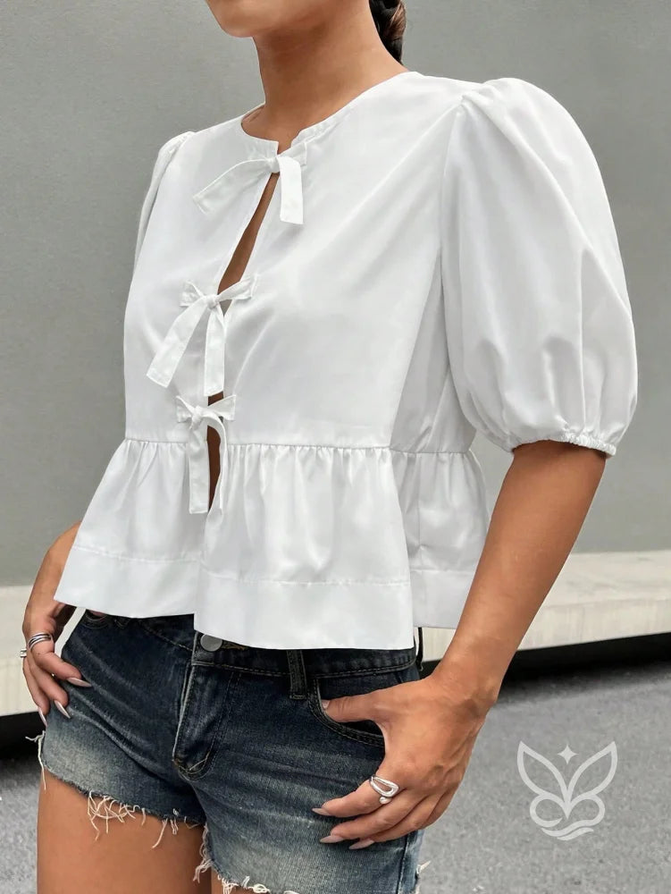 Blusa com Laços Delicados e Manga Bufante Estruturada Blusa com Laços Delicados e Manga Bufante Estruturada