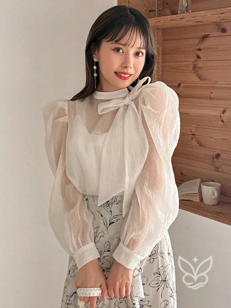 Blusa Com Manga Bufante Gola Laço E Transparência Delicada Blusa Com Manga Bufante Gola Laço E Transparência Delicada