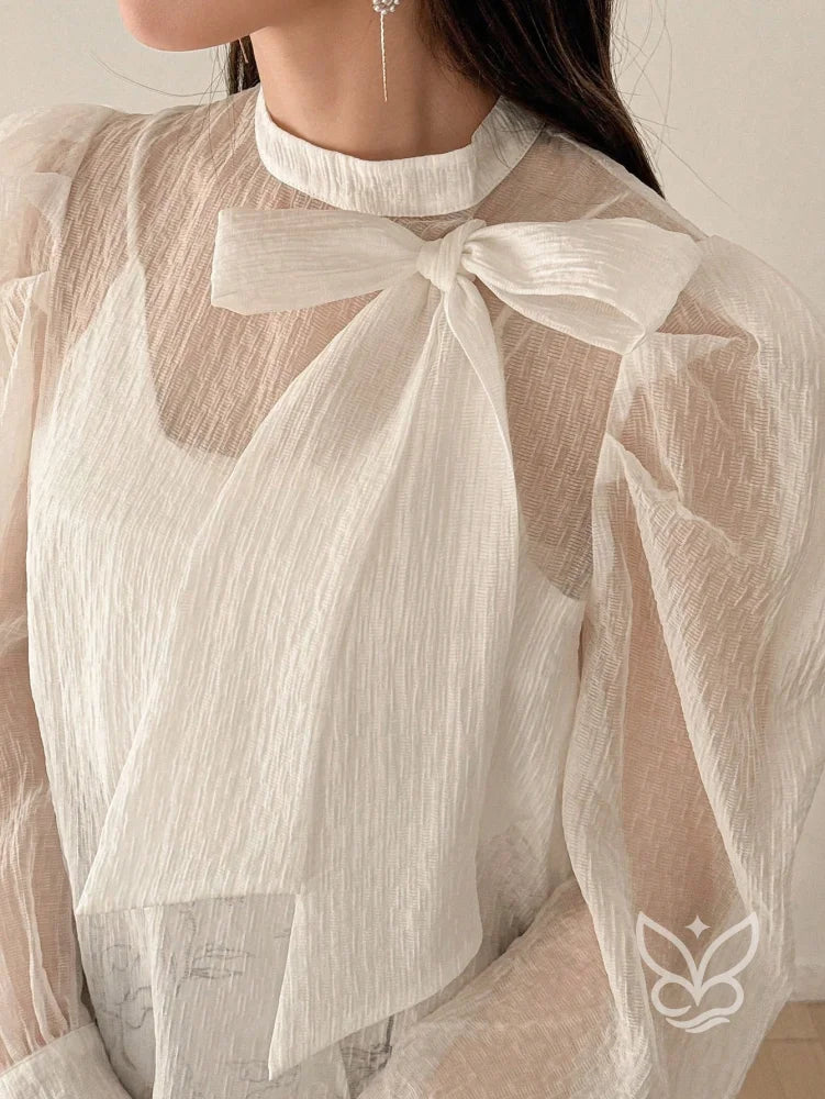 Blusa Com Manga Bufante Gola Laço E Transparência Delicada Blusa Com Manga Bufante Gola Laço E Transparência Delicada