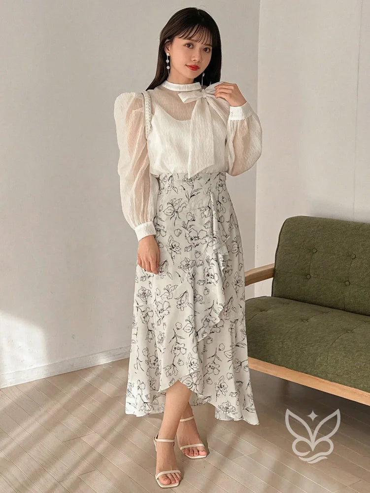 Blusa Com Manga Bufante Gola Laço E Transparência Delicada Blusa Com Manga Bufante Gola Laço E Transparência Delicada