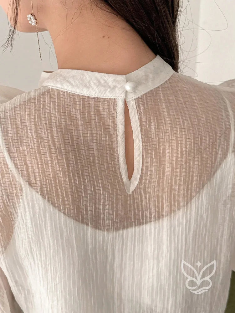 Blusa Com Manga Bufante Gola Laço E Transparência Delicada Blusa Com Manga Bufante Gola Laço E Transparência Delicada
