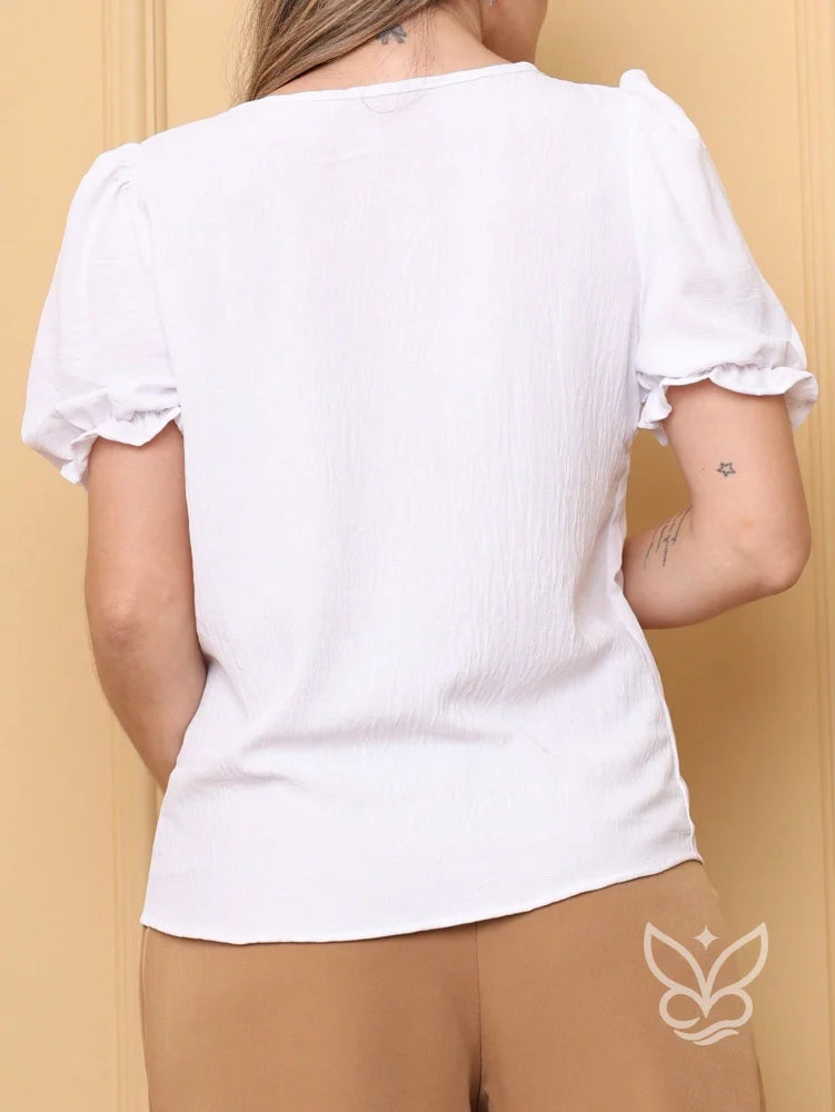 Blusa com Mangas Bufantes e Recorte Gota Delicado Blusa com Mangas Bufantes e Recorte Gota Delicado