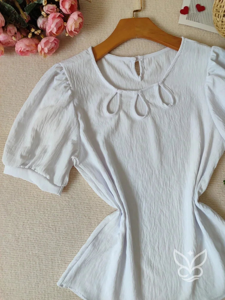Blusa com Recortes Vazados e Manga Bufante Moderna Blusa com Recortes Vazados e Manga Bufante Moderna