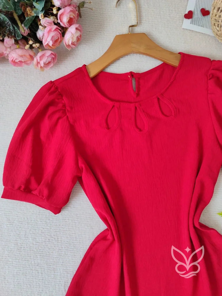 Blusa com Recortes Vazados e Manga Bufante Moderna Blusa com Recortes Vazados e Manga Bufante Moderna