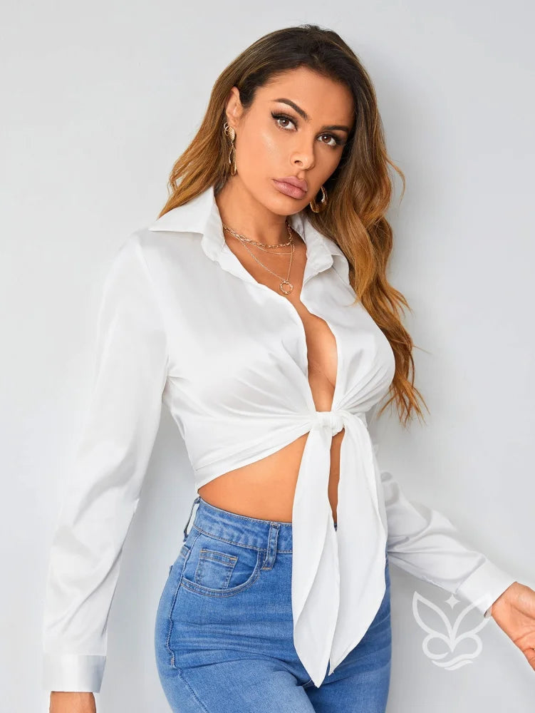 Blusa Cropped Em Cetim Com Amarração Frontal Sofisticada Blusa Cropped Em Cetim Com Amarração Frontal Sofisticada