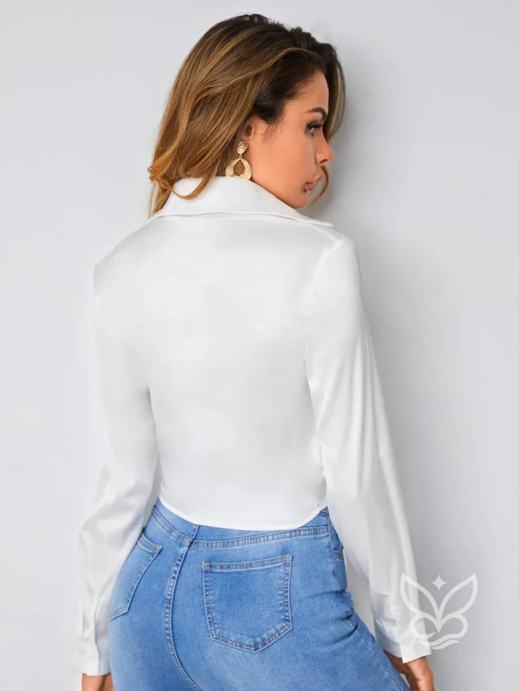 Blusa Cropped Em Cetim Com Amarração Frontal Sofisticada Blusa Cropped Em Cetim Com Amarração Frontal Sofisticada
