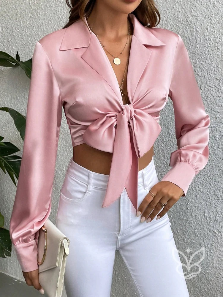 Blusa Cropped Em Cetim Com Gola Lapela E Laço Frontal Blusa Cropped Em Cetim Com Gola Lapela E Laço Frontal