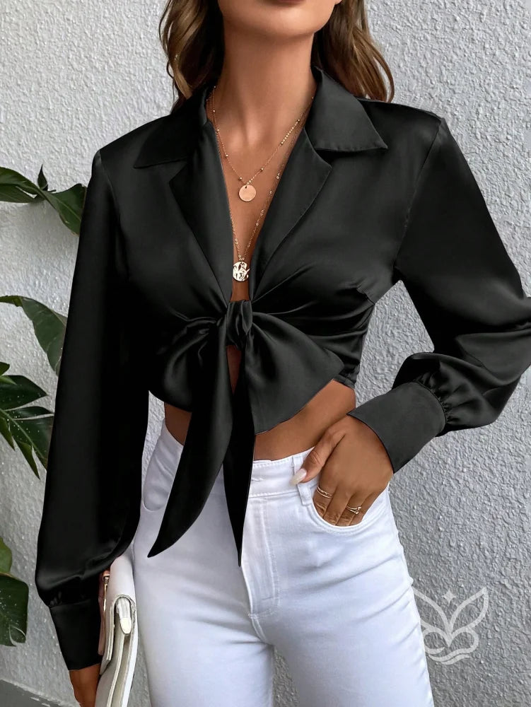 Blusa Cropped Em Cetim Com Gola Lapela E Laço Frontal Blusa Cropped Em Cetim Com Gola Lapela E Laço Frontal