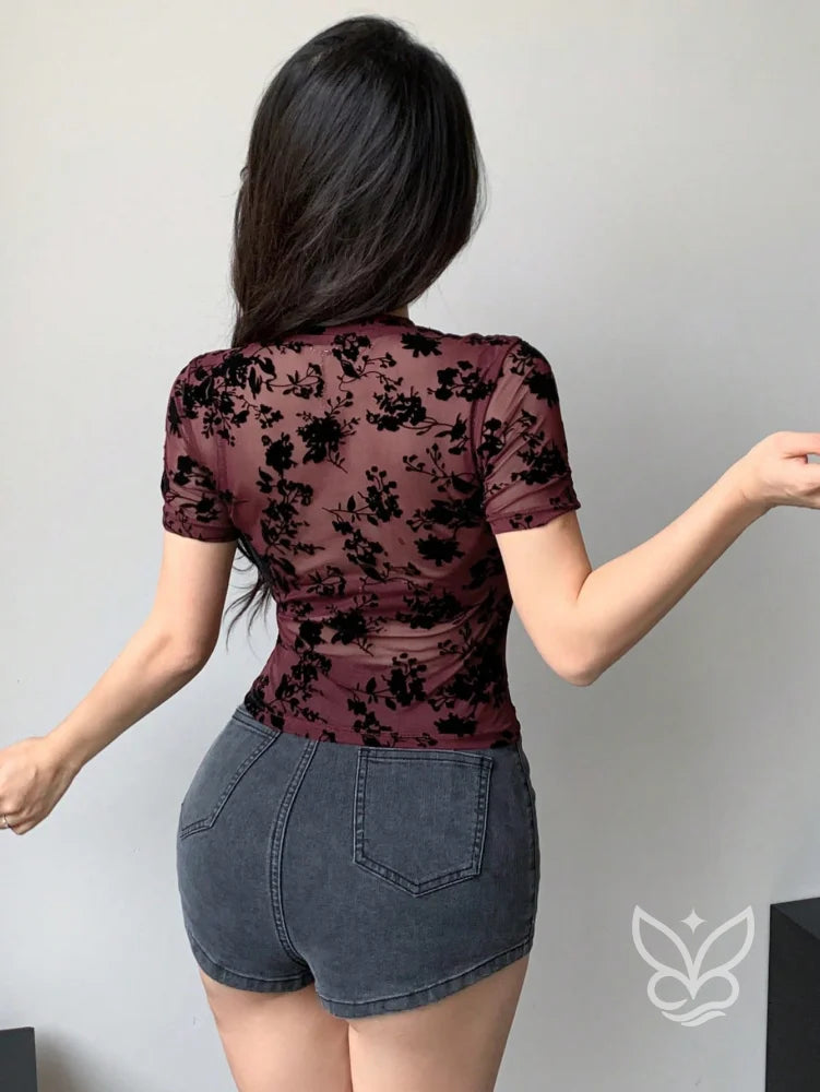 Blusa Cropped Tule Floral Com Manga Curta E Caimento Ajustado Blusa Cropped Tule Floral Com Manga Curta E Caimento