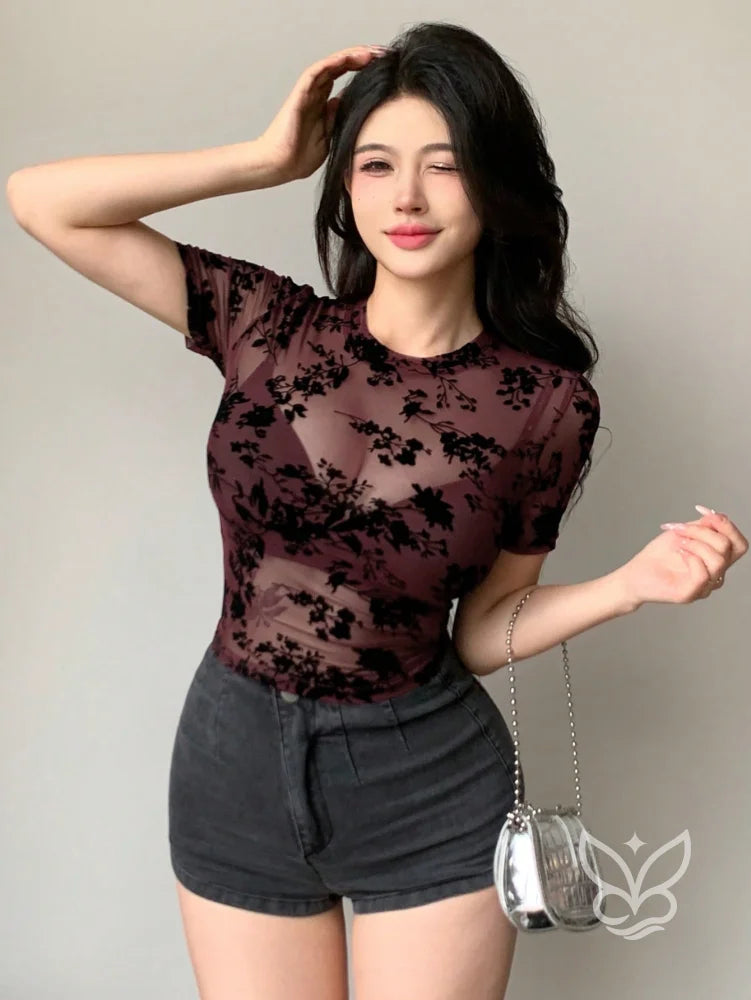 Blusa Cropped Tule Floral Com Manga Curta E Caimento Ajustado Blusa Cropped Tule Floral Com Manga Curta E Caimento