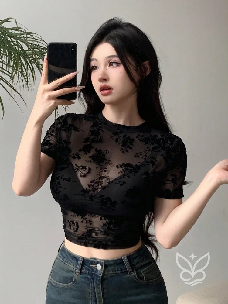 Blusa Cropped Tule Floral Com Manga Curta E Caimento Ajustado Blusa Cropped Tule Floral Com Manga Curta E Caimento