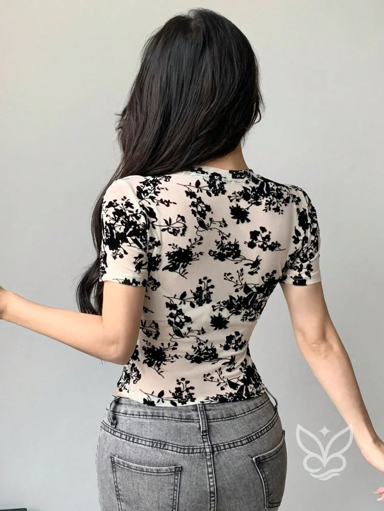 Blusa Cropped Tule Floral Com Manga Curta E Caimento Ajustado Blusa Cropped Tule Floral Com Manga Curta E Caimento