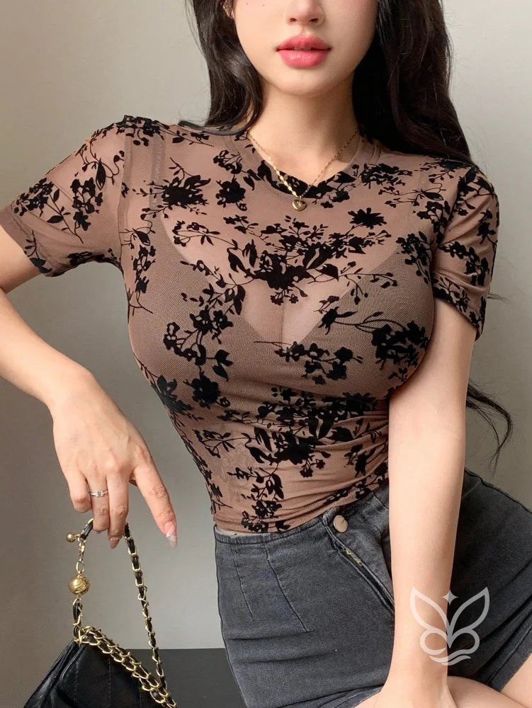 Blusa Cropped Tule Floral Com Manga Curta E Caimento Ajustado Blusa Cropped Tule Floral Com Manga Curta E Caimento