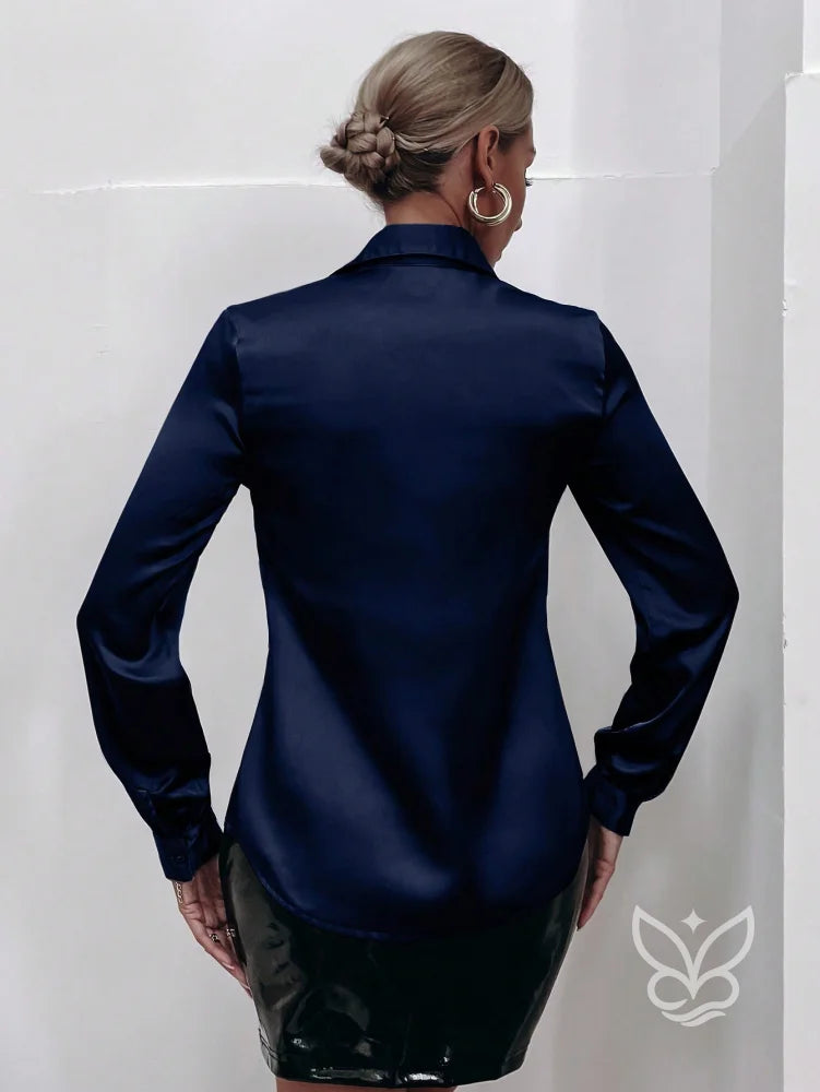 Blusa de Cetim com Botões e Decote Profundo Blusa de Cetim com Botões e Decote Profundo