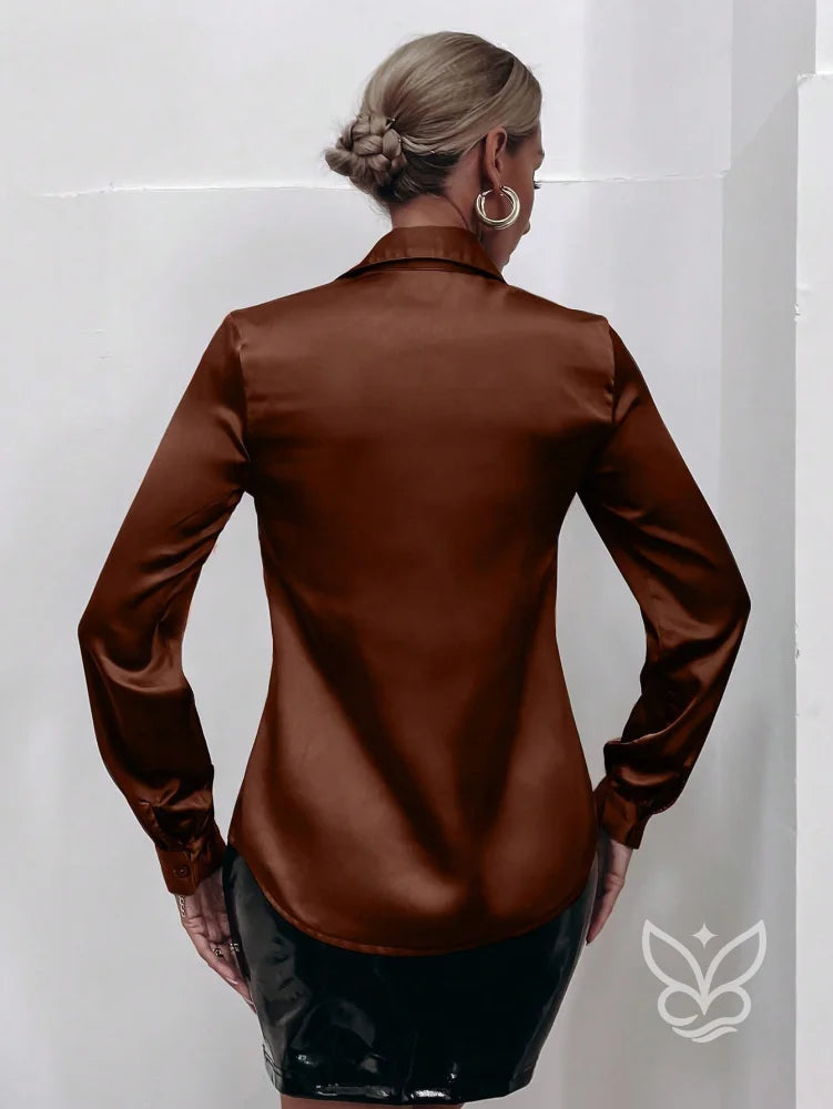Blusa de Cetim com Botões e Decote Profundo Blusa de Cetim com Botões e Decote Profundo