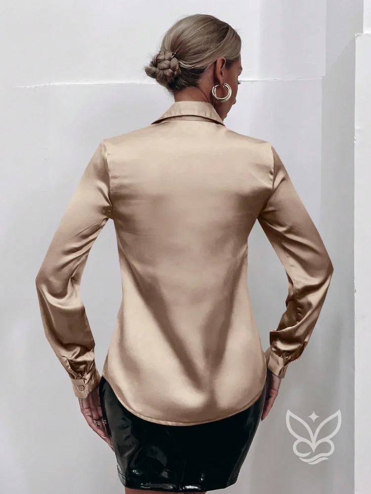 Blusa de Cetim com Botões e Decote Profundo Blusa de Cetim com Botões e Decote Profundo