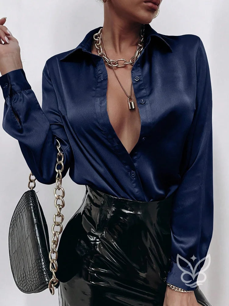 Blusa de Cetim com Botões e Decote Profundo Azul Marinho / P Blusa de Cetim com Botões e Decote Profundo
