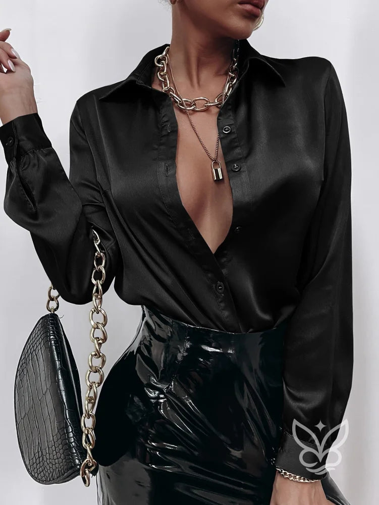Blusa de Cetim com Botões e Decote Profundo Preto / P Blusa de Cetim com Botões e Decote Profundo