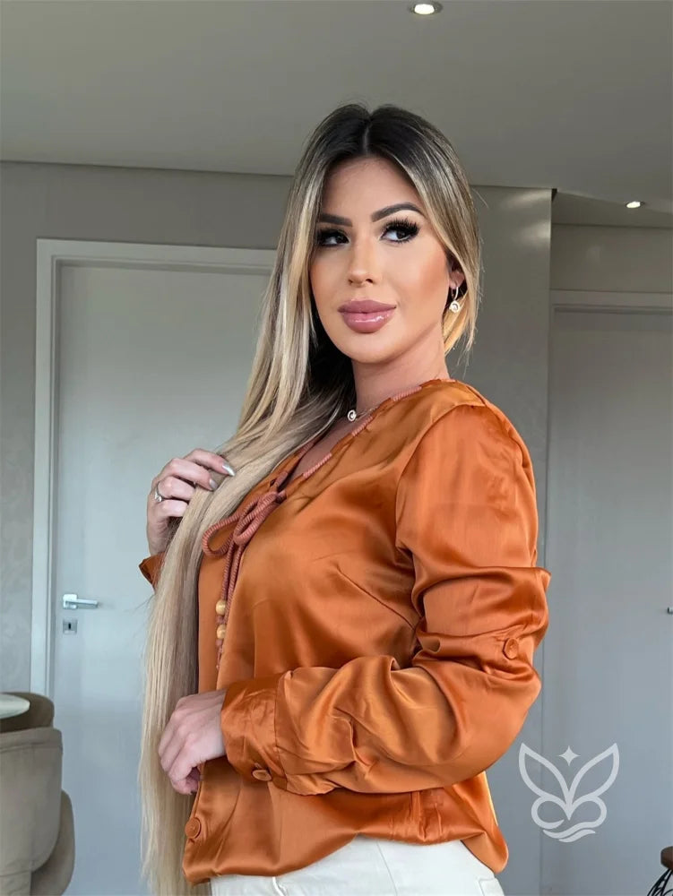 Blusa Em Cetim Com Botões Frontais E Amarração No Decote Blusa Em Cetim Com Botões Frontais E Amarração No Decote