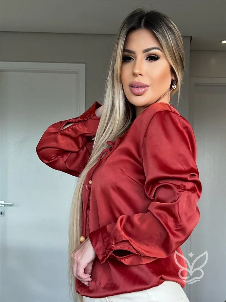 Blusa Em Cetim Com Botões Frontais E Amarração No Decote Blusa Em Cetim Com Botões Frontais E Amarração No Decote