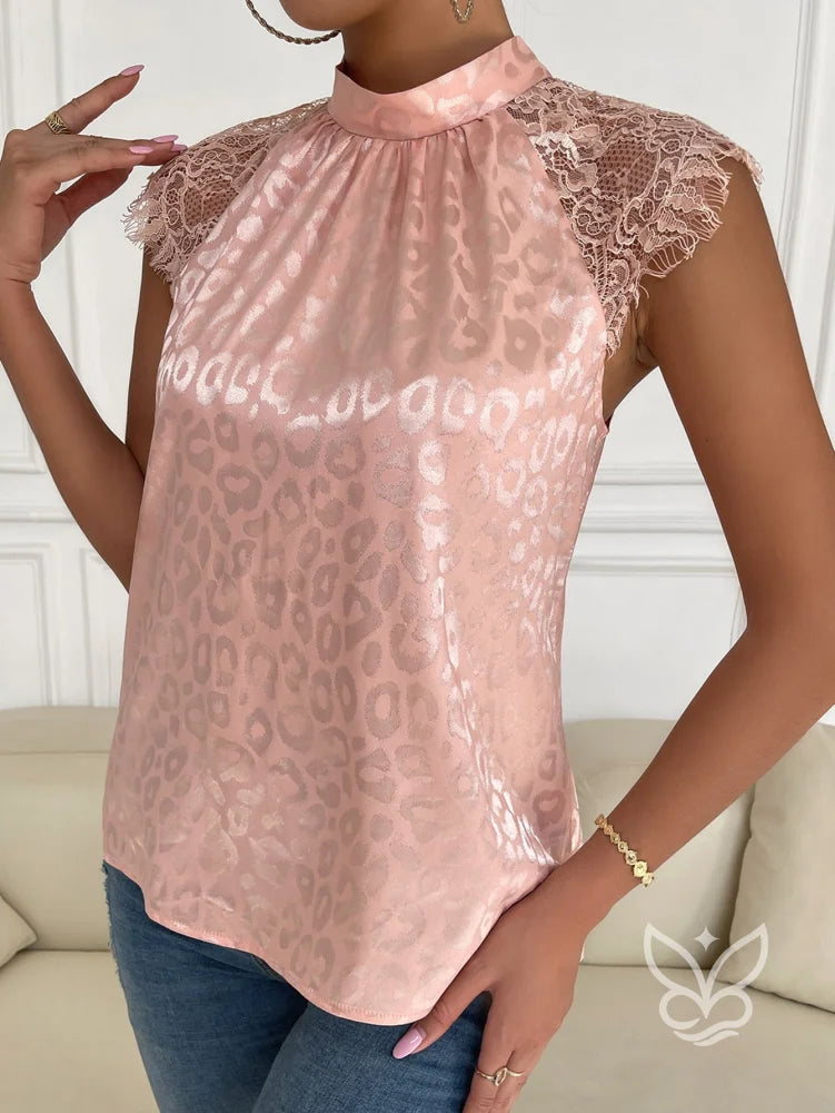 Blusa Em Cetim Com Estampa Animal E Renda Nos Ombros Blusa Em Cetim Com Estampa Animal E Renda Nos Ombros