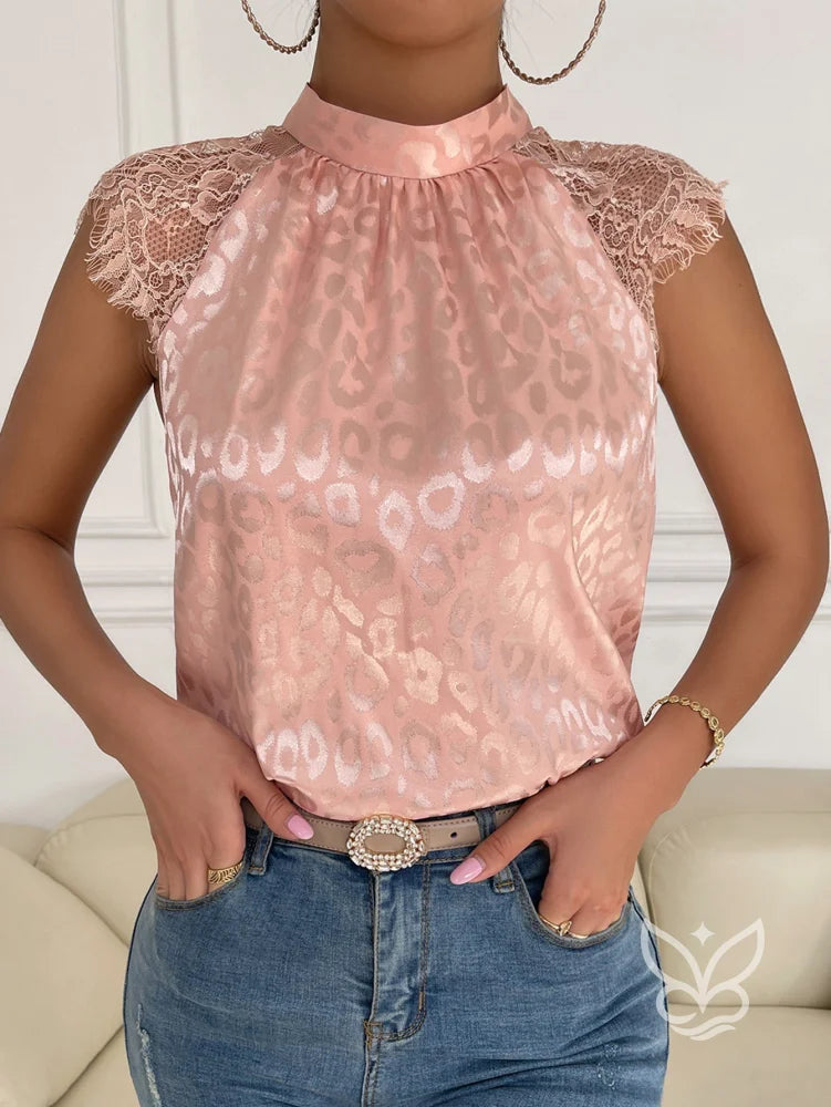 Blusa Em Cetim Com Estampa Animal E Renda Nos Ombros Blusa Em Cetim Com Estampa Animal E Renda Nos Ombros