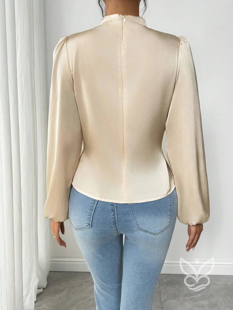 Blusa Em Cetim Com Gola Alta E Amarração Lateral Blusa Em Cetim Com Gola Alta E Amarração Lateral