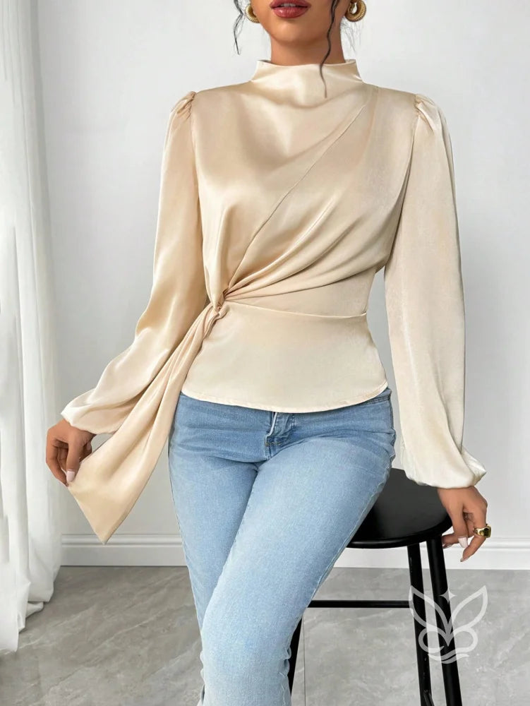 Blusa Em Cetim Com Gola Alta E Amarração Lateral Blusa Em Cetim Com Gola Alta E Amarração Lateral
