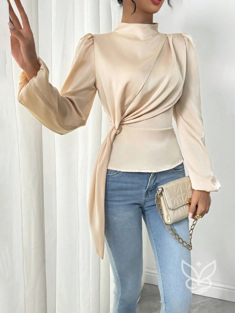 Blusa Em Cetim Com Gola Alta E Amarração Lateral Blusa Em Cetim Com Gola Alta E Amarração Lateral