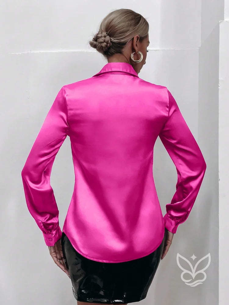 Blusa Em Cetim Com Gola Clássica E Decote Profundo Blusa Em Cetim Com Gola Clássica E Decote Profundo