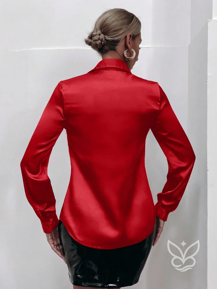 Blusa Em Cetim Com Gola Clássica E Decote Profundo Blusa Em Cetim Com Gola Clássica E Decote Profundo