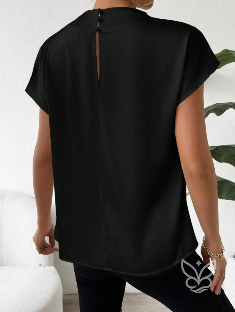 Blusa Em Cetim Com Gola Degagê E Caimento Fluido Blusa Em Cetim Com Gola Degagê E Caimento Fluido