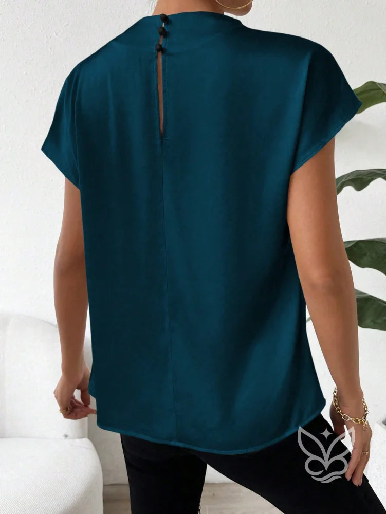 Blusa Em Cetim Com Gola Degagê E Caimento Fluido Blusa Em Cetim Com Gola Degagê E Caimento Fluido