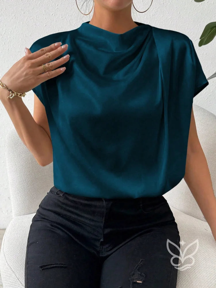 Blusa Em Cetim Com Gola Degagê E Caimento Fluido Blusa Em Cetim Com Gola Degagê E Caimento Fluido