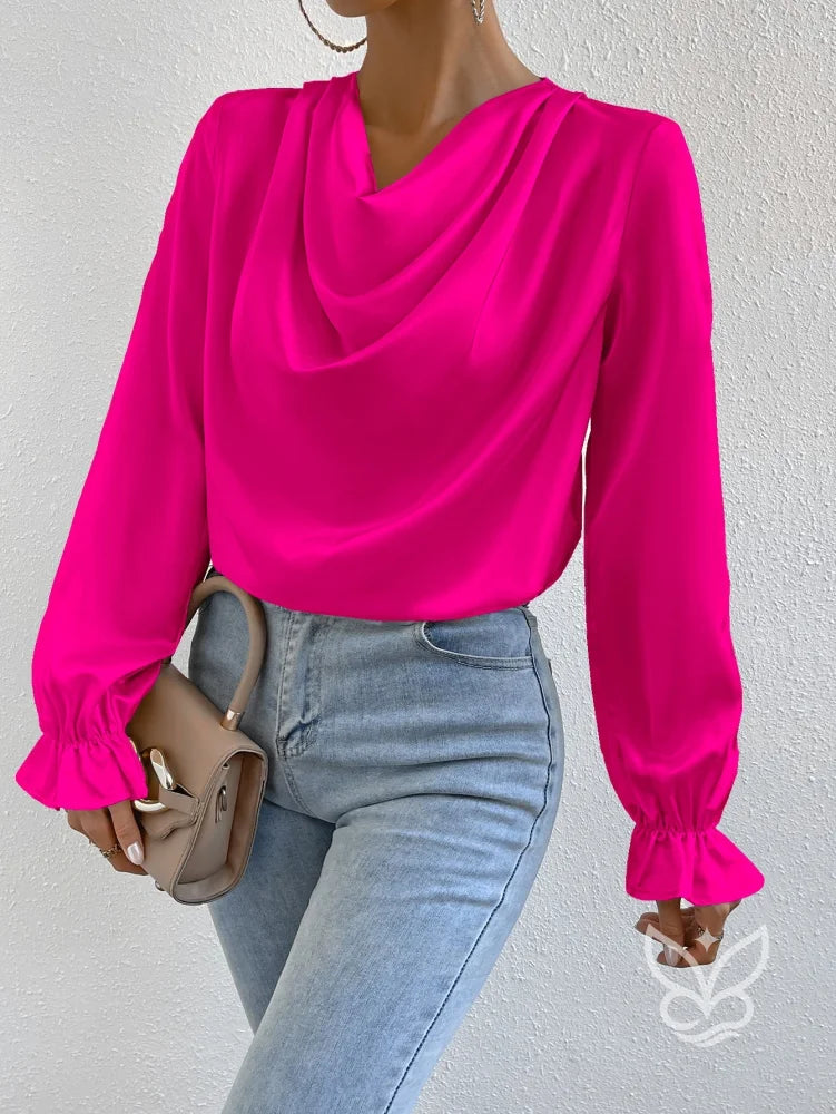 Blusa Em Cetim Com Gola Degagê E Manga Bufante Detalhada Blusa Em Cetim Com Gola Degagê E Manga Bufante Detalhada