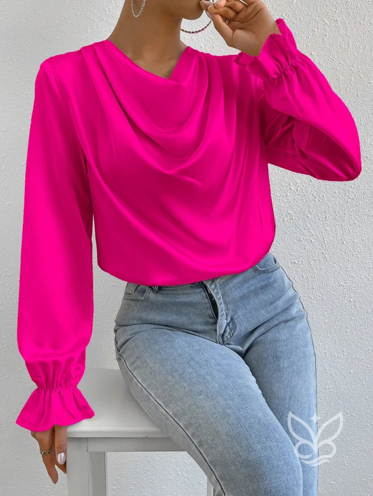 Blusa Em Cetim Com Gola Degagê E Manga Bufante Detalhada Blusa Em Cetim Com Gola Degagê E Manga Bufante Detalhada