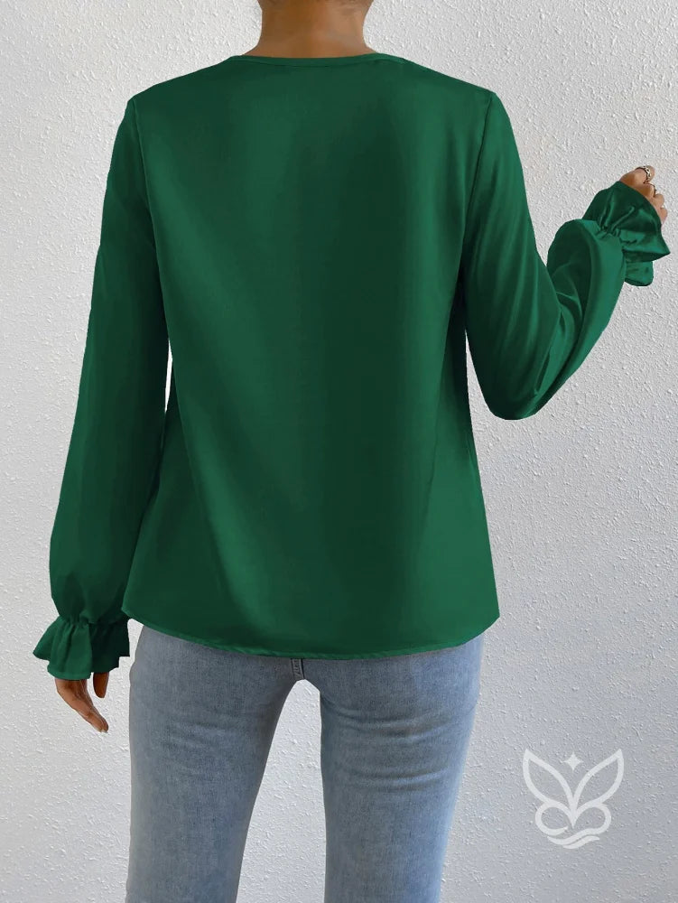 Blusa Em Cetim Com Gola Degagê E Manga Bufante Detalhada Blusa Em Cetim Com Gola Degagê E Manga Bufante Detalhada