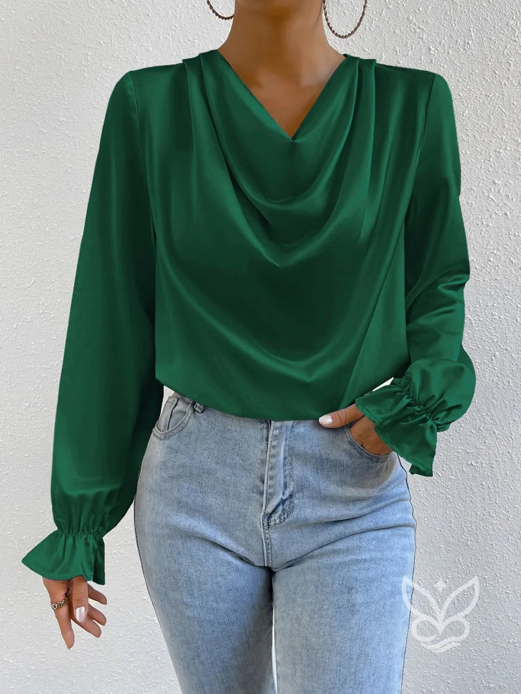 Blusa Em Cetim Com Gola Degagê E Manga Bufante Detalhada Blusa Em Cetim Com Gola Degagê E Manga Bufante Detalhada