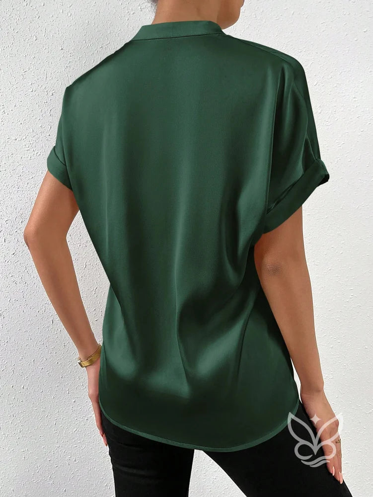 Blusa Em Cetim Com Gola V Alta E Manga Dobrada Blusa Em Cetim Com Gola V Alta E Manga Dobrada