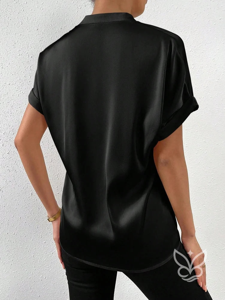 Blusa Em Cetim Com Gola V Alta E Manga Dobrada Blusa Em Cetim Com Gola V Alta E Manga Dobrada