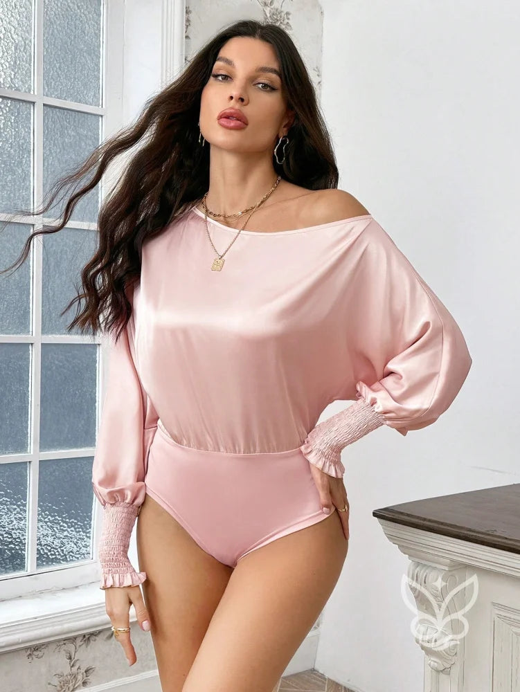 Blusa Em Cetim Ombro Caído Com Manga Longa E Punho Renda Blusa Em Cetim Ombro Caído Com Manga Longa E Punho Renda