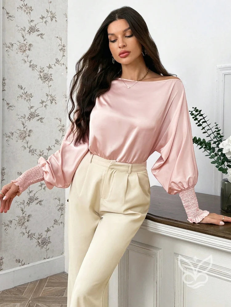 Blusa Em Cetim Ombro Caído Com Manga Longa E Punho Renda Blusa Em Cetim Ombro Caído Com Manga Longa E Punho Renda