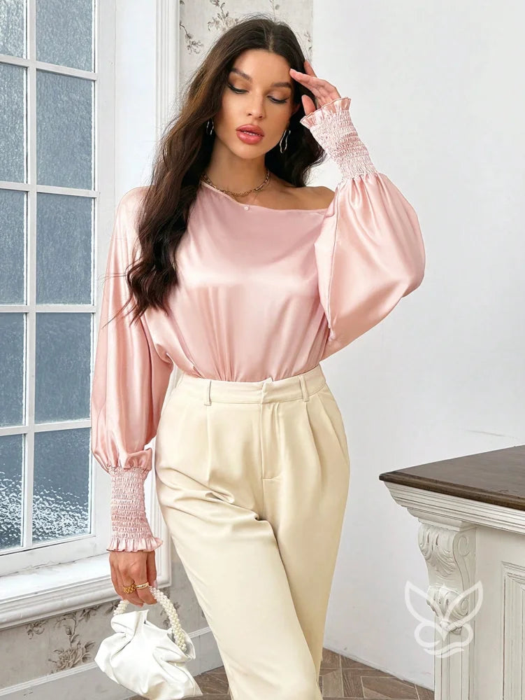 Blusa Em Cetim Ombro Caído Com Manga Longa E Punho Renda Blusa Em Cetim Ombro Caído Com Manga Longa E Punho Renda