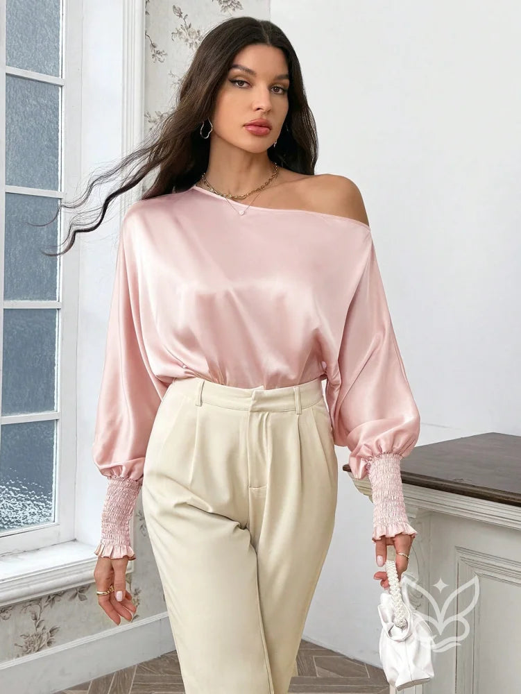 Blusa Em Cetim Ombro Caído Com Manga Longa E Punho Renda Blusa Em Cetim Ombro Caído Com Manga Longa E Punho Renda